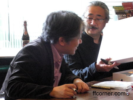 Nobuo Uematsu und Masashi Hamauzu staunen über Fanartikel