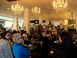 Das Publikum im Café Konsumreform